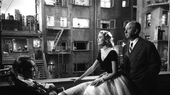 James Stexart, Grace Kelly et Alfred Hitchcock sur le tournage de "Fenêtre sur cou" en 1953. ©Getty - Photo by Michael Ochs Archives/Getty Images
