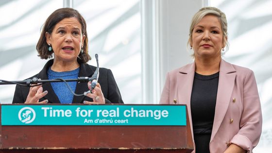 Mary Lou McDonald présidente du Sinn Feinn (g) avec la dirigeante du parti en Irlande du Nord Michelle O'Neill, Belfast le 04/04/22 - Paul Faith