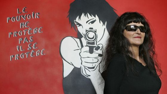 Miss Tic pose à côté de l'une de ses oeuvres dans son atelier, le 31 janvier 2006 à Paris. ©AFP - BERTRAND GUAY