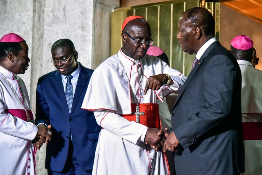 Poignée de mains entre le cardinal Jean-Pierre Kutwa et le président ivoirien Ouattara à Abidjan le 19 février 2020