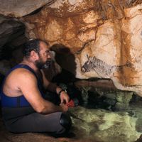 Henri Cosquer dans la grotte dans les années 90. Fréquentée au moins de 32 500 ans cal BP à 19 000 ans cal BP, la cavité est menacée par la montée des eaux.
