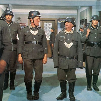 Bourvil et Louis de Funès sur le tournage du film "La Grande Vadrouille" de Gérard Oury en 1966