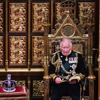 Seule la couronne était là pour le discours de la rentrée parlementaire: pas la Reine, remplacée par son fils
