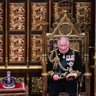 Seule la couronne était là pour le discours de la rentrée parlementaire: pas la Reine, remplacée par son fils