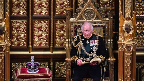 Seule la couronne était là pour le discours de la rentrée parlementaire: pas la Reine, remplacée par son fils ©AFP - Ben Stansall / AFP / POOL
