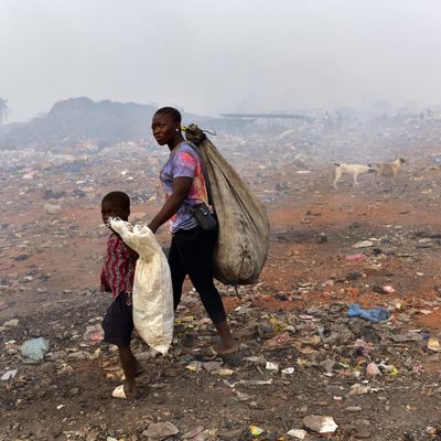 Une femme et son enfant sur une décharge de Freetown, la capitale du Sierra Leone