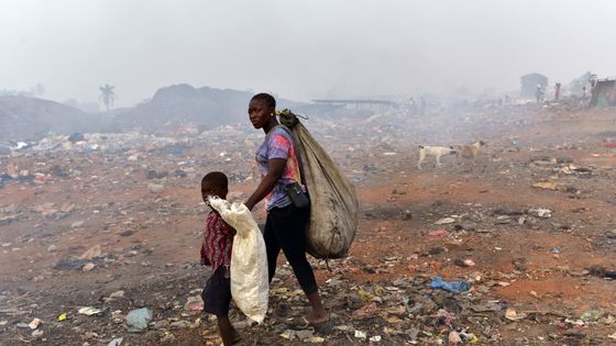 Une femme et son enfant sur une décharge de Freetown, la capitale du Sierra Leone ©AFP - ISSOUF SANOGO