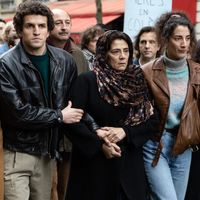 Tewfik Jallab, Malek Lamraoui, Hiam Abbass, Mouna Soualem et Naidra Ayadi dans la série "Oussekine" qui revient sur l'affaire Malik Oussekine survenue en 1986.