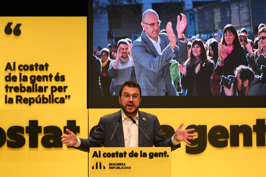 Discours de Pere Aragones devant un écran montrant le dirigeant emprisonné de l'Esquerra Republicana de Catalunya, Oriol Junqueras le 28 janvier 2021