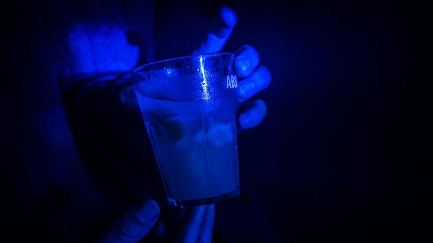 Piqûres et drogues cachées dans les verres sont les principaux stratagèmes utilisés par les agresseurs
