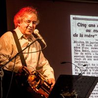 Jean-François Heintzen alias Maxou en train de chanter une complainte, s'accompagnant à la vielle