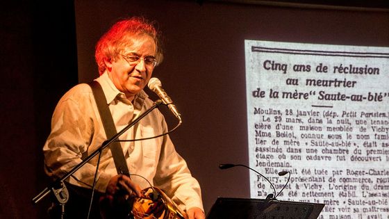 Jean-François Heintzen alias Maxou en train de chanter une complainte, s'accompagnant à la vielle - nn