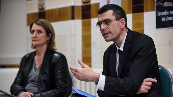 Les co-présidents de la Commission indépendante sur l’inceste, Edouard Durand et Nathalie Mathieu au Palais de la Femme à Paris, le 16 février 2022. ©AFP - JULIEN DE ROSA / AFP