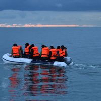 Des migrants traversant la Manche sur un "small boat", en 2020.