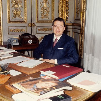 Robert Poujade dans son bureau du ministère de l'Environnement