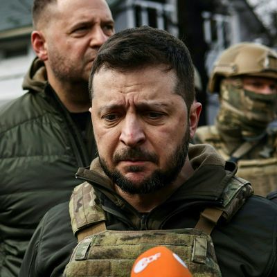 Le président ukrainien Zelensky parle à la presse à Boutcha le 4 avril 2022