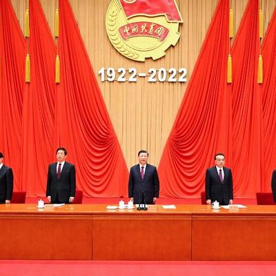 Xi Jinping et d'autres dirigeants chinois au 100e anniversaire de la création de la Ligue de la jeunesse communiste chinoise, le 10 mai 2022.