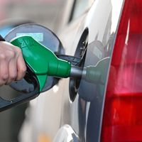 Une femme fait le plein de diesel dans sa voiture dans une station-service de Mulhouse, dans l'est de la France, le 8 mars 2022.