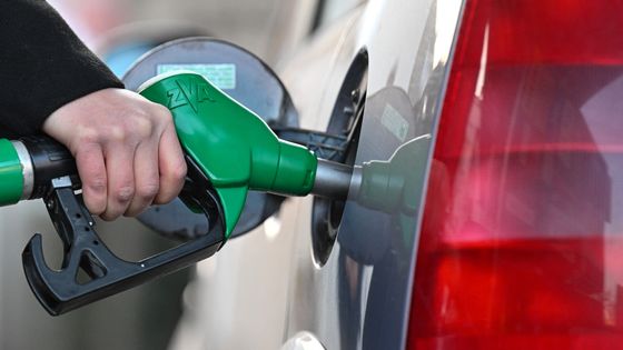 Une femme fait le plein de diesel dans sa voiture dans une station-service de Mulhouse, dans l'est de la France, le 8 mars 2022. ©AFP - SEBASTIEN BOZON