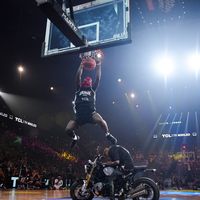 Dylan Affo Mama porte un masque de Spider Man pendant un concours de dunks à l'Accor Hotel Arena