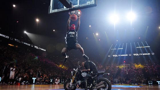 Dylan Affo Mama porte un masque de Spider Man pendant un concours de dunks à l'Accor Hotel Arena ©AFP - JULIEN DE ROSA