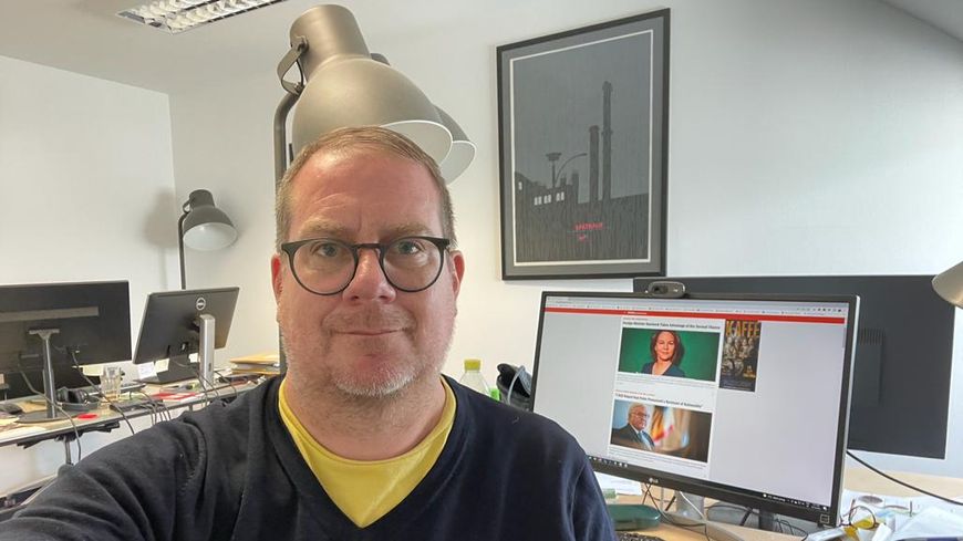 Dans son bureau berlinois, Daryl Lindsey dirige la version anglophone du Spiegel. Objectif : dépasser les frontières du monde germanophone.