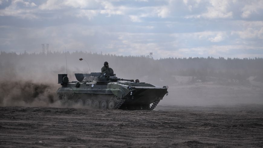 Char finlandais en manœuvre lors des exercices Arrow, le 4 mai 2022, rassemblant des Britanniques, des Estoniens, des Lettons et des Américains en Finlande.