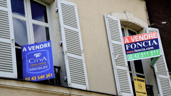 Panneaux immobiliers, maison à vendre dans le vieux Mans, Sarthe, France. ©Getty - Michel GILE/Gamma-Rapho