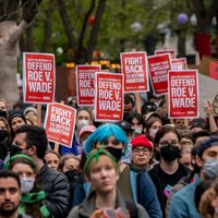 Des manifestants assistent à un rassemblement en faveur du droit à l'avortement le 3 mai 2022 à Seattle, Washington