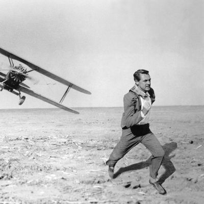 Cary Grant sur le tournage de "North by Northwest" ("La Mort aux trousses") réalisé par Alfred Hitchcock en 1959.