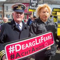 Des manifestants protestent contre la visite du Premier ministre britannique, à Hillsborough, le 16 mai 2022