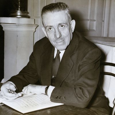 Francis Poulenc à son bureau en 1958.