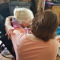 La baluchonneuse prend en main tous les actes quotidiens de la vie, comme ici, le repas que Corinne donne à Sheena.