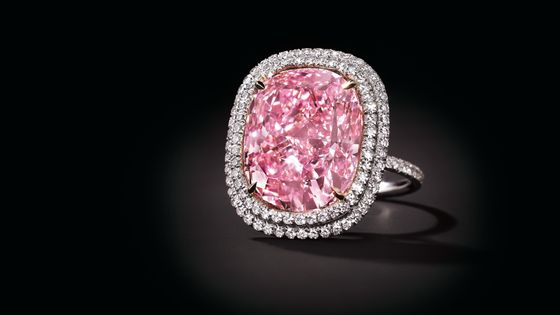Bague d'or et de platine, ornée d'un diamant rose et d'autres diamants. Collection privée. - Photo © Christie's Images, Bridgeman Images