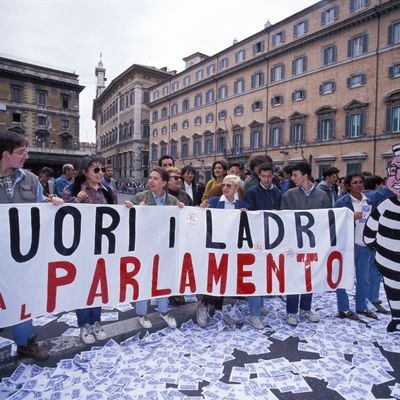 Rome, 30 avril 1993, manifestation contre Bettino Craxi. "Dehors les voleurs du Parlement" inscrit sur la banderole