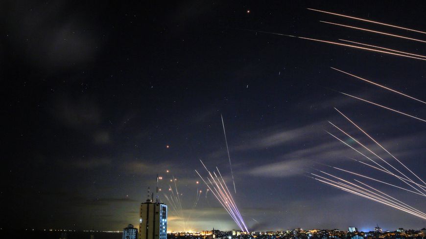 Le "dôme de fer" israelien intercepte les roquettes lancées par le Hamas depuis la nade de Gaza (à droite sur l'image) en mai 2021