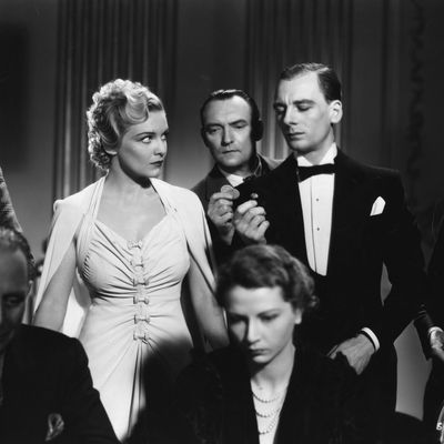 Madeleine Carroll et John Gielgud dans le film "The Secret Agent"("Quatre de l'espionnage") d'Alfred Hitchcock en 1936.