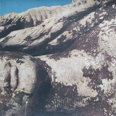 Lorsque le buste de la statut est retrouvé en 1977, on découvre un orifice, résultant d’un tir d’arme à feu. Qui a symboliquement assassiné la Marianne noire ?
