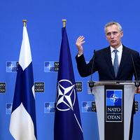 Le secrétaire général de l'OTAN, Jens Stoltenberg, s'exprime lors d'une conférence de presse conjointe avec les ministres suédois et finlandais le 24 janvier