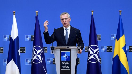 Le secrétaire général de l'OTAN, Jens Stoltenberg, s'exprime lors d'une conférence de presse conjointe avec les ministres suédois et finlandais le 24 janvier ©AFP - JOHN THYS