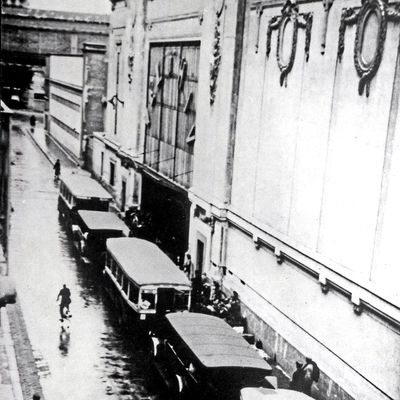 Bus garés le long du Vel d’Hiv lors de la rafle de 7000 juifs et séquestration au VEL D'HIV (vélodrome d'hiver) à Paris avant déportation à Auschwitz Birkenau