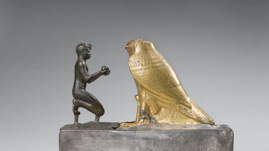 Le roi Taharqa et le faucon Hémen.