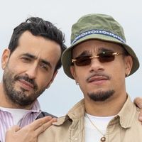 Jonathan Cohen et Mister V - "Le Flambeau" : Photocall (Canneseries) ©Getty