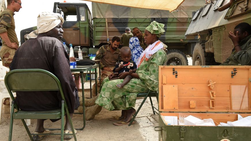 Des maliens attendent une aide médicale dans un camp militaire français dans la région de Tombouctou en 2015