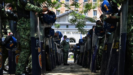 Des officiers de police postés à Manille le jour de la proclamation des résultats de la présidentielle, le 11 mai. ©AFP - CHAIDEER MAHYUDDIN