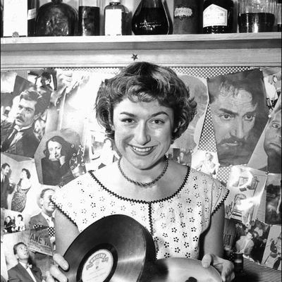 La chanteuse Catherine Sauvage en décembre 1955 dans son appartement à Paris.