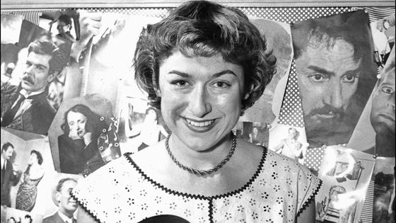 La chanteuse Catherine Sauvage en décembre 1955 dans son appartement à Paris. ©AFP - Archive / Afp