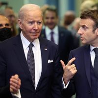 Joe Biden et Emmanuel Macron, au sommet extraordinaire de l'OTAN, à Bruxelles, le 24 mars 2022