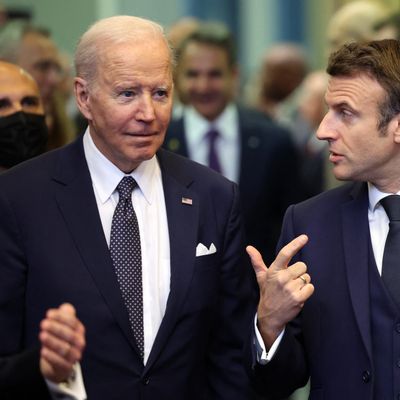 Joe Biden et Emmanuel Macron, au sommet extraordinaire de l'OTAN, à Bruxelles, le 24 mars 2022