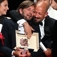 Ruben Ostlund et sa Palme d'or pour "Sans filtre", dans les bras du réalisateur Tarik Saleh, lauréat pour sa part du Prix du scénario